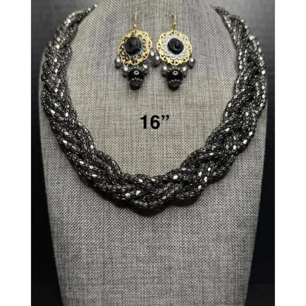 30. Braided collar necklace set